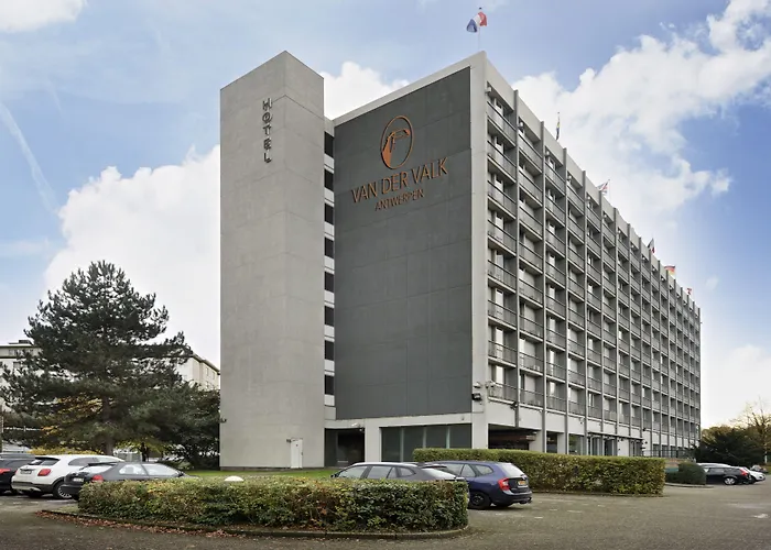 Antwerp hotels near Trafalgar Square
